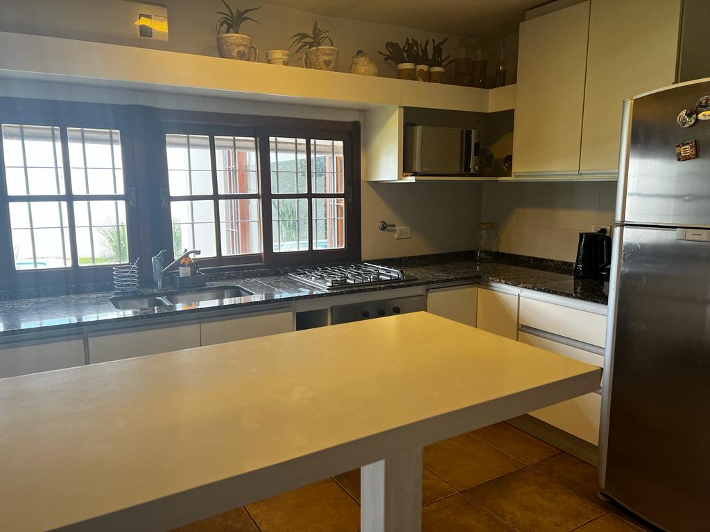 Casa en Venta construida en Planta Baja - Suite en Planta alta - 3 dorm y escritorio-funcional, luminosa-