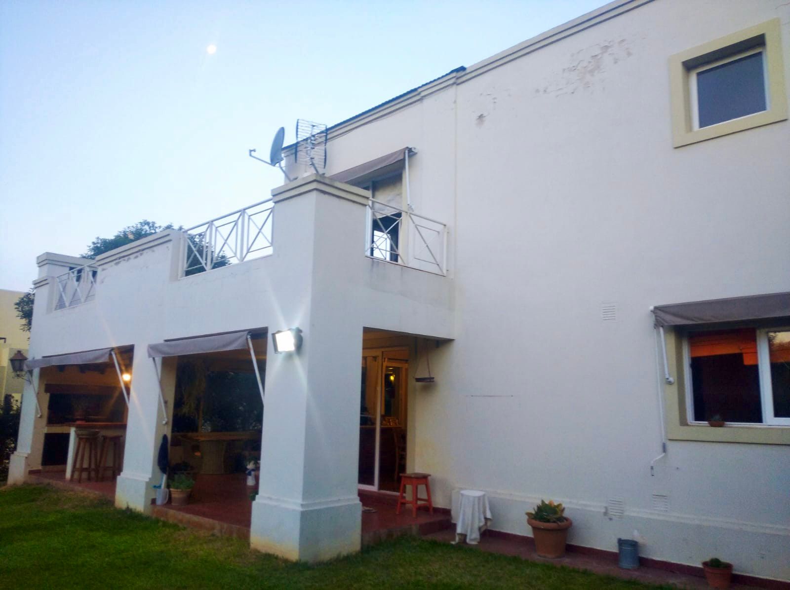 Casa a la venta Valle Escondido Los Arboles 4 dormitorios , quincho y pileta - Recibe Menor