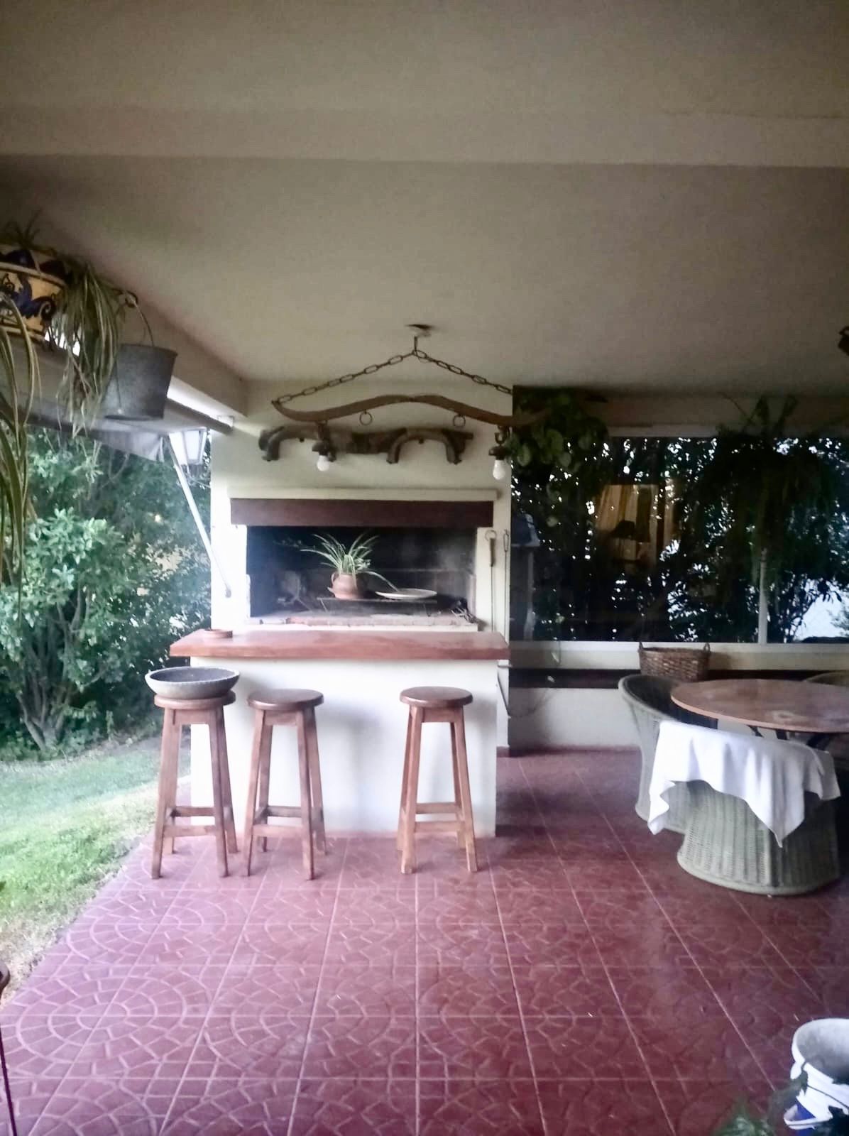 Casa a la venta Valle Escondido Los Arboles 4 dormitorios , quincho y pileta - Recibe Menor