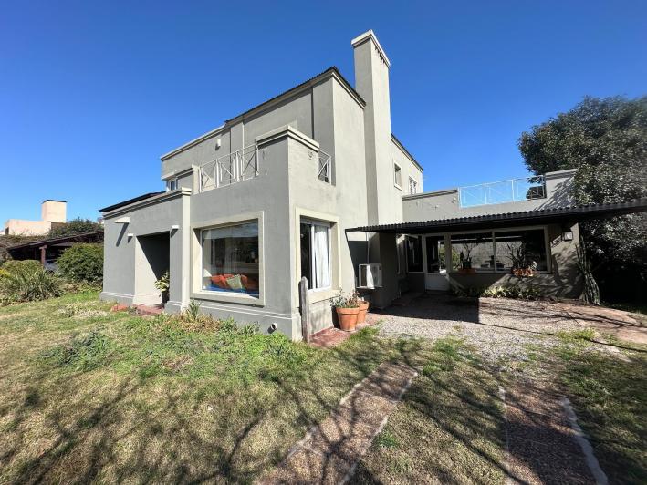 Casa a la venta Valle Escondido Los Arboles 4 dormitorios , quincho y pileta - Recibe Menor