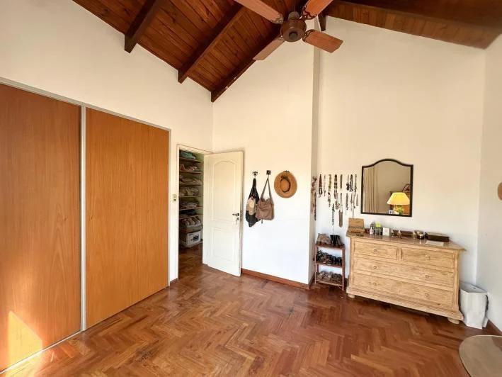 Casa a la venta Valle Escondido Los Arboles 4 dormitorios , quincho y pileta - Recibe Menor