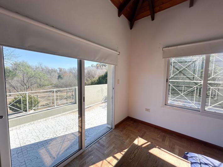 Casa a la venta Valle Escondido Los Arboles 4 dormitorios , quincho y pileta - Recibe Menor