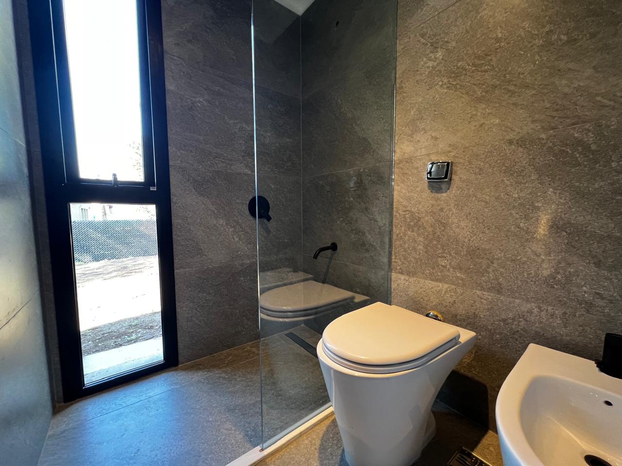 Casa en Venta 3 dorm en Patagonia Home  Seguridad Construida en una planta entorno natural de Villa Warcalde