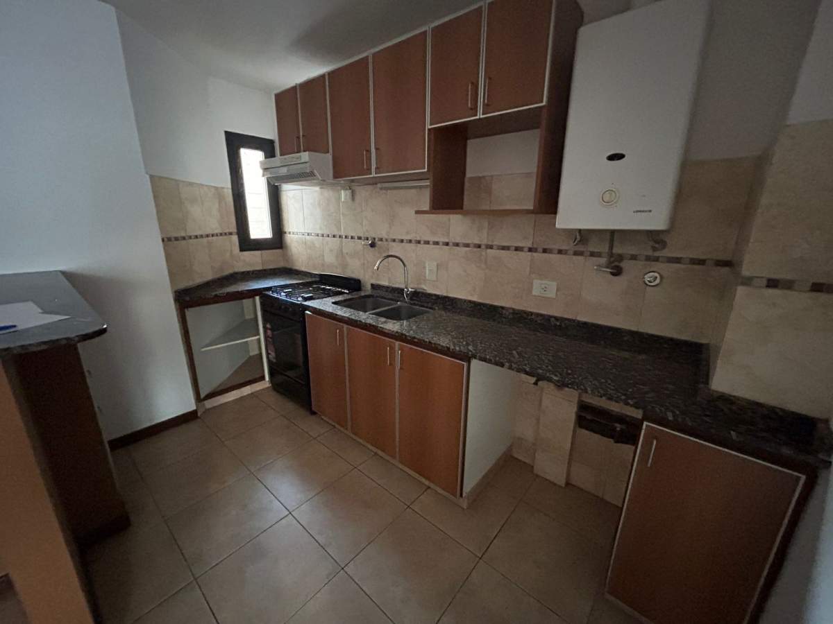 Cómodo departamento de 1 Dor, balcón- Zona Centro- a metros de Av. Colon.