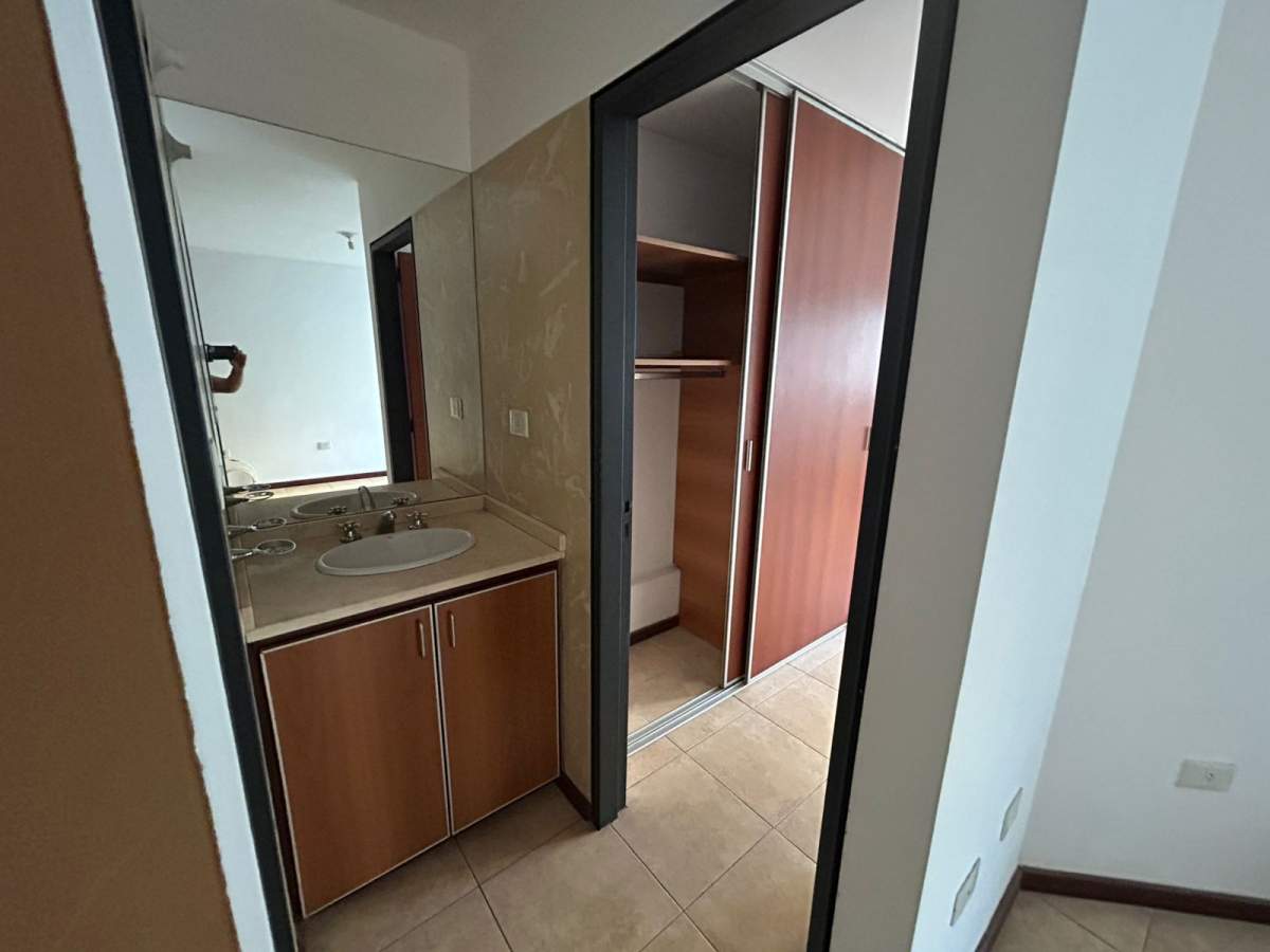 Cómodo departamento de 1 Dor, balcón- Zona Centro- a metros de Av. Colon.