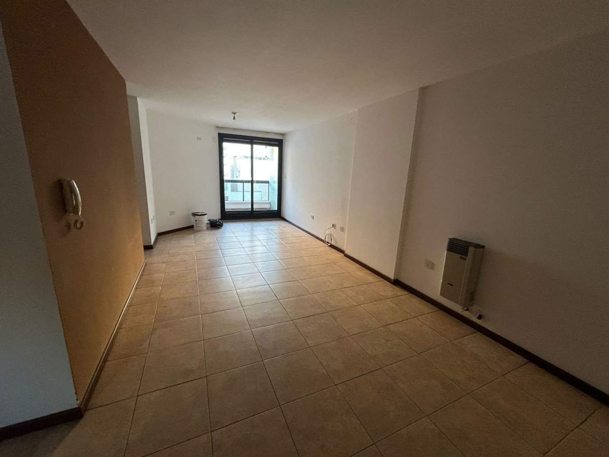 Cómodo departamento de 1 Dor, balcón- Zona Centro- a metros de Av. Colon.