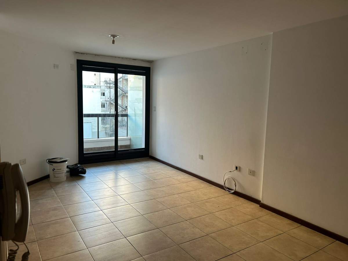 Cómodo departamento de 1 Dor, balcón- Zona Centro- a metros de Av. Colon.