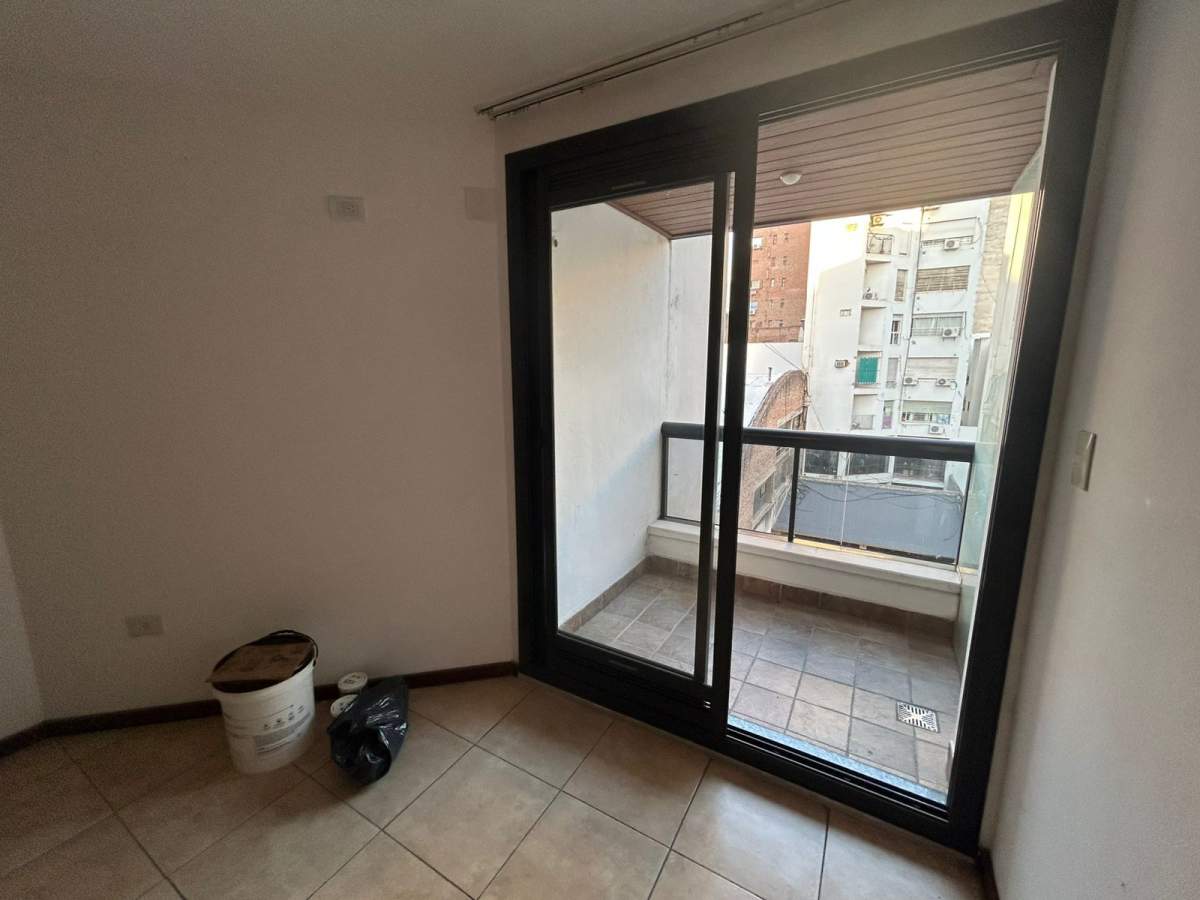 Cómodo departamento de 1 Dor, balcón- Zona Centro- a metros de Av. Colon.