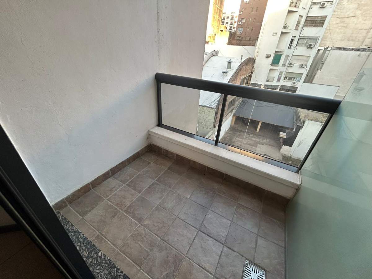 Cómodo departamento de 1 Dor, balcón- Zona Centro- a metros de Av. Colon.