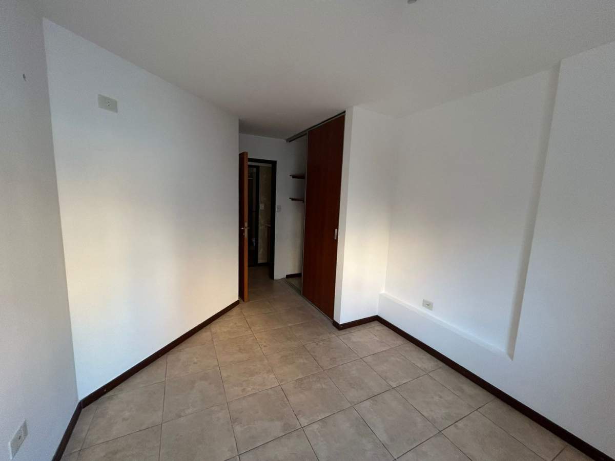Cómodo departamento de 1 Dor, balcón- Zona Centro- a metros de Av. Colon.