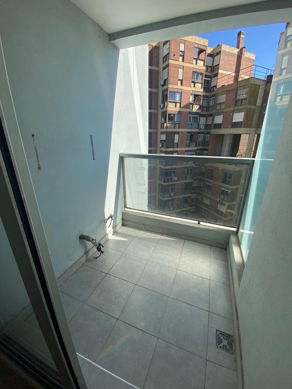 Moderno departamento con balcón y pileta  Zona Tribunales, Centro.