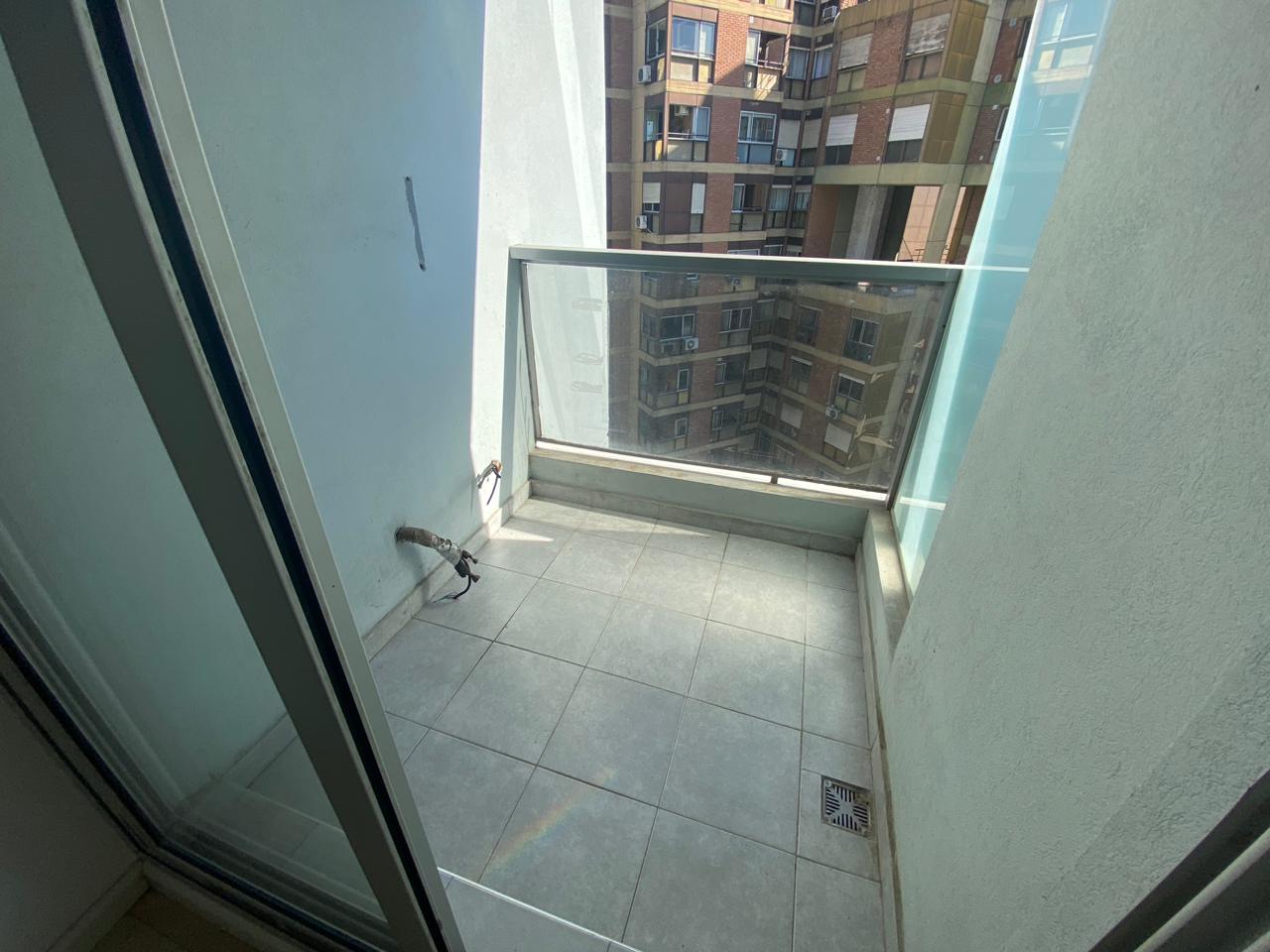 Moderno departamento con balcón y pileta  Zona Tribunales, Centro.