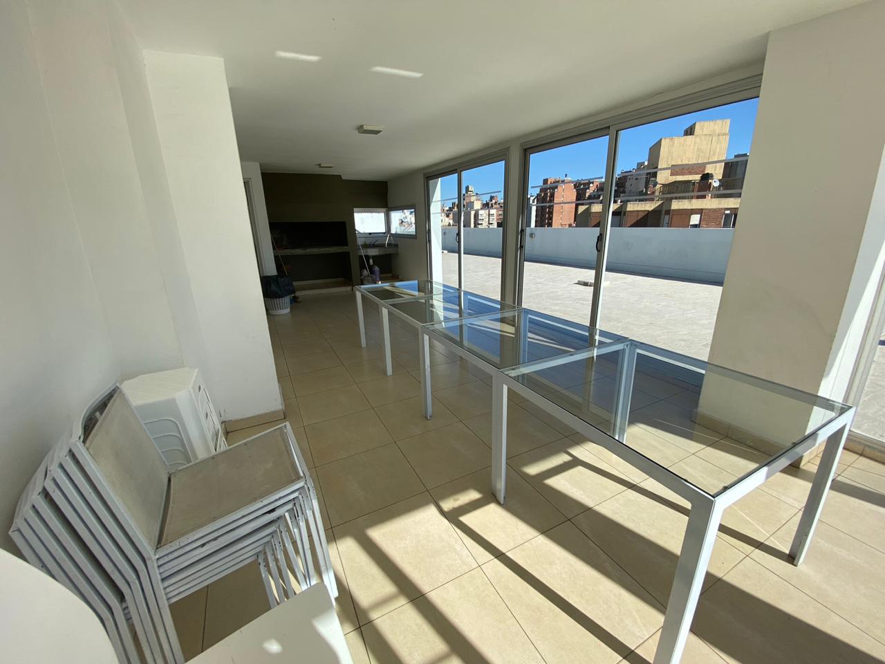 Moderno departamento con balcón y pileta  Zona Tribunales, Centro.