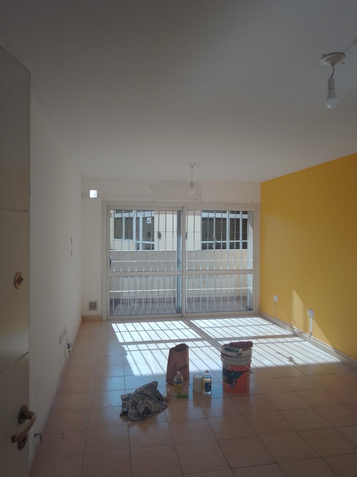 Se alquila amplio departamento en complejo con pileta y SUM. Excelente ubicación