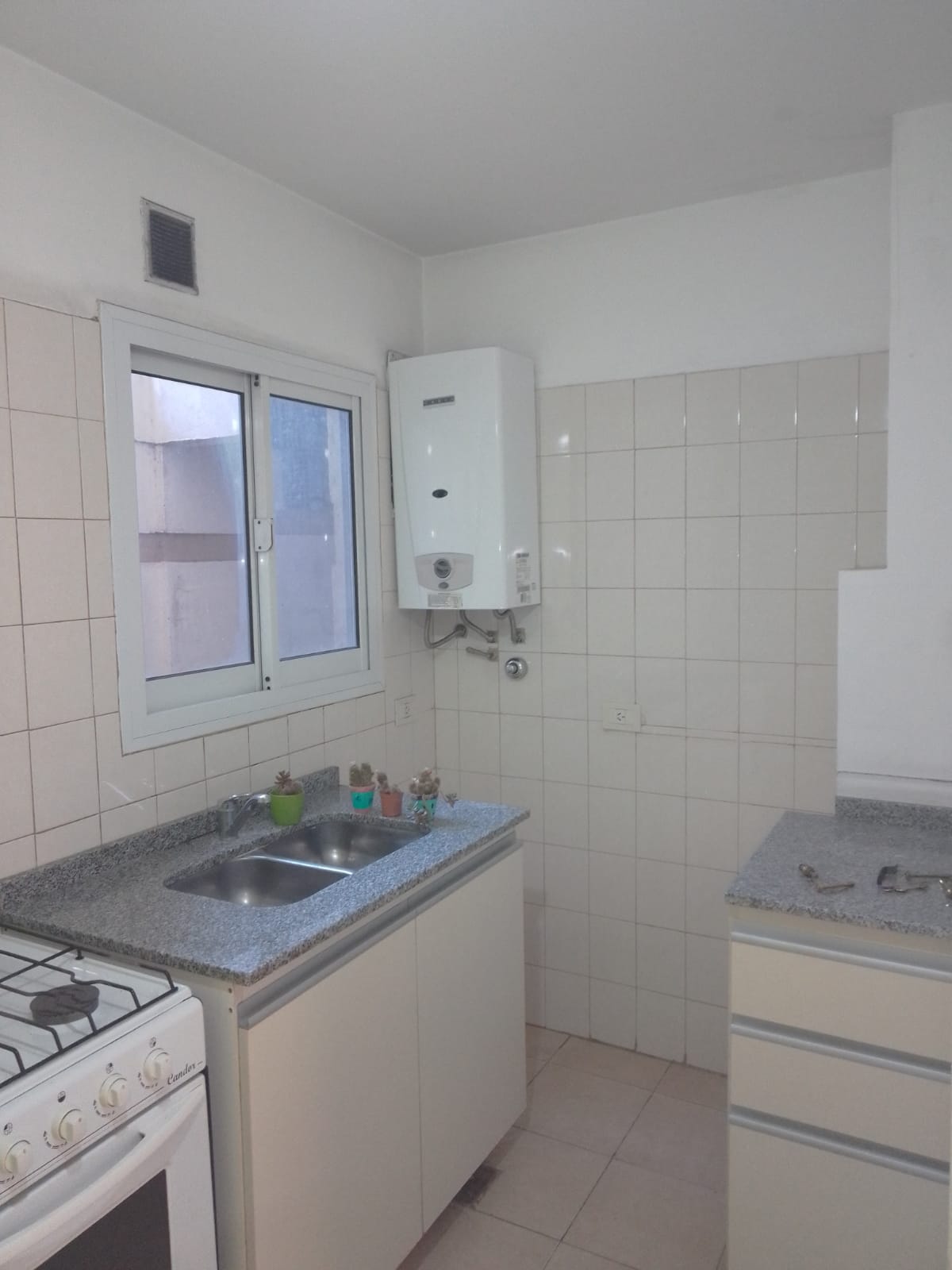 Se alquila amplio departamento en complejo con pileta y SUM. Excelente ubicación