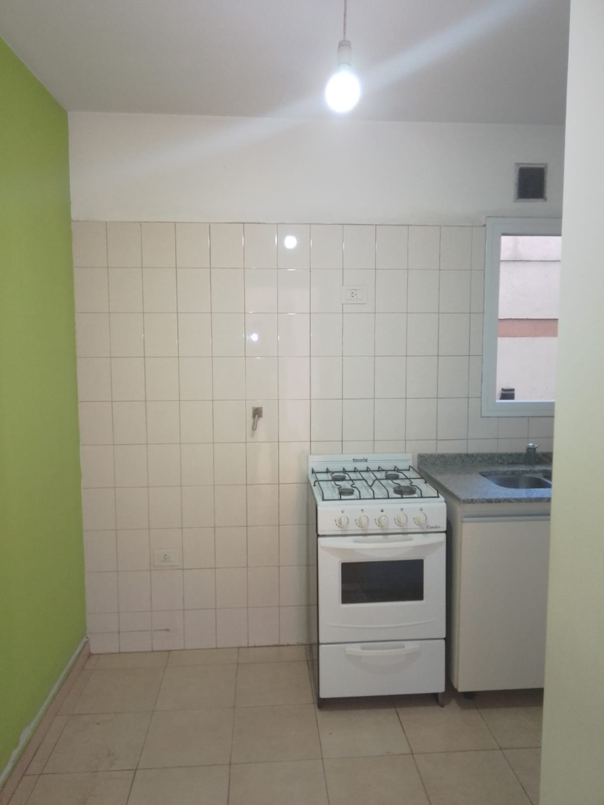 Se alquila amplio departamento en complejo con pileta y SUM. Excelente ubicación