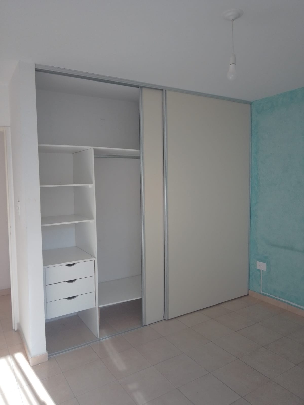 Se alquila amplio departamento en complejo con pileta y SUM. Excelente ubicación