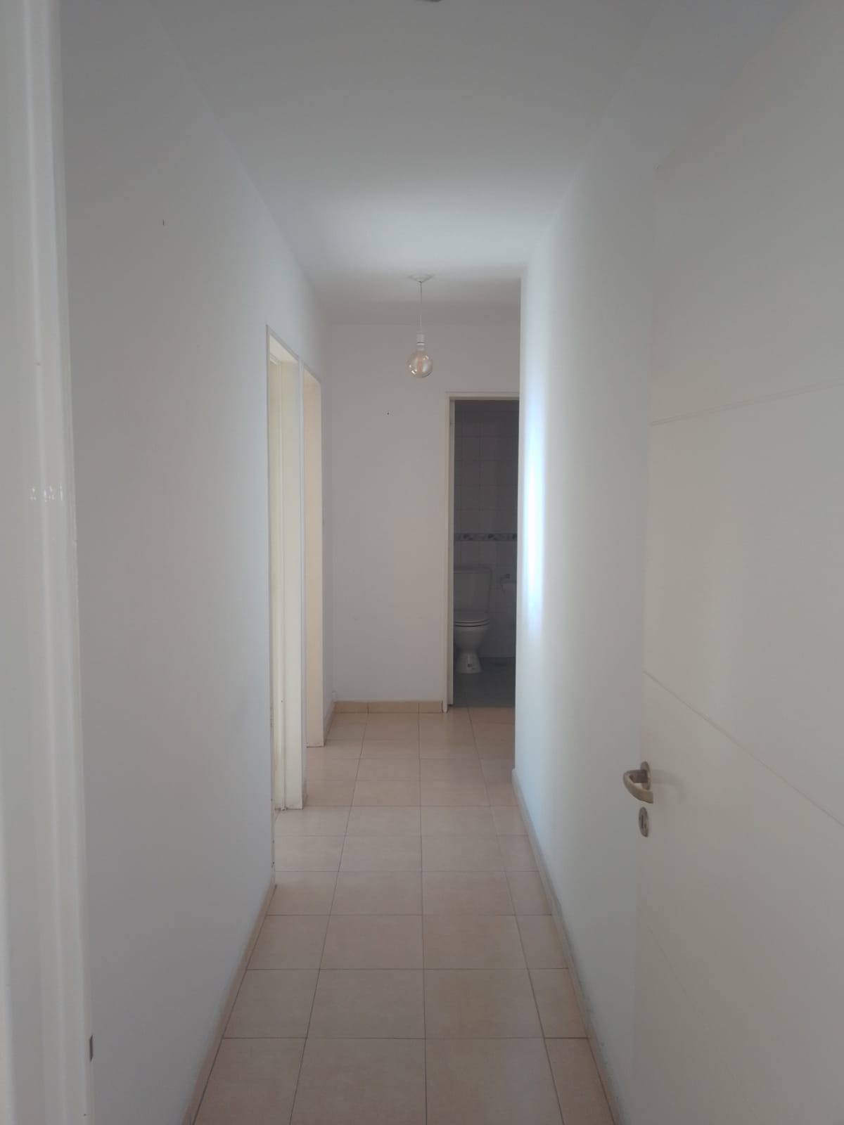 Se alquila amplio departamento en complejo con pileta y SUM. Excelente ubicación