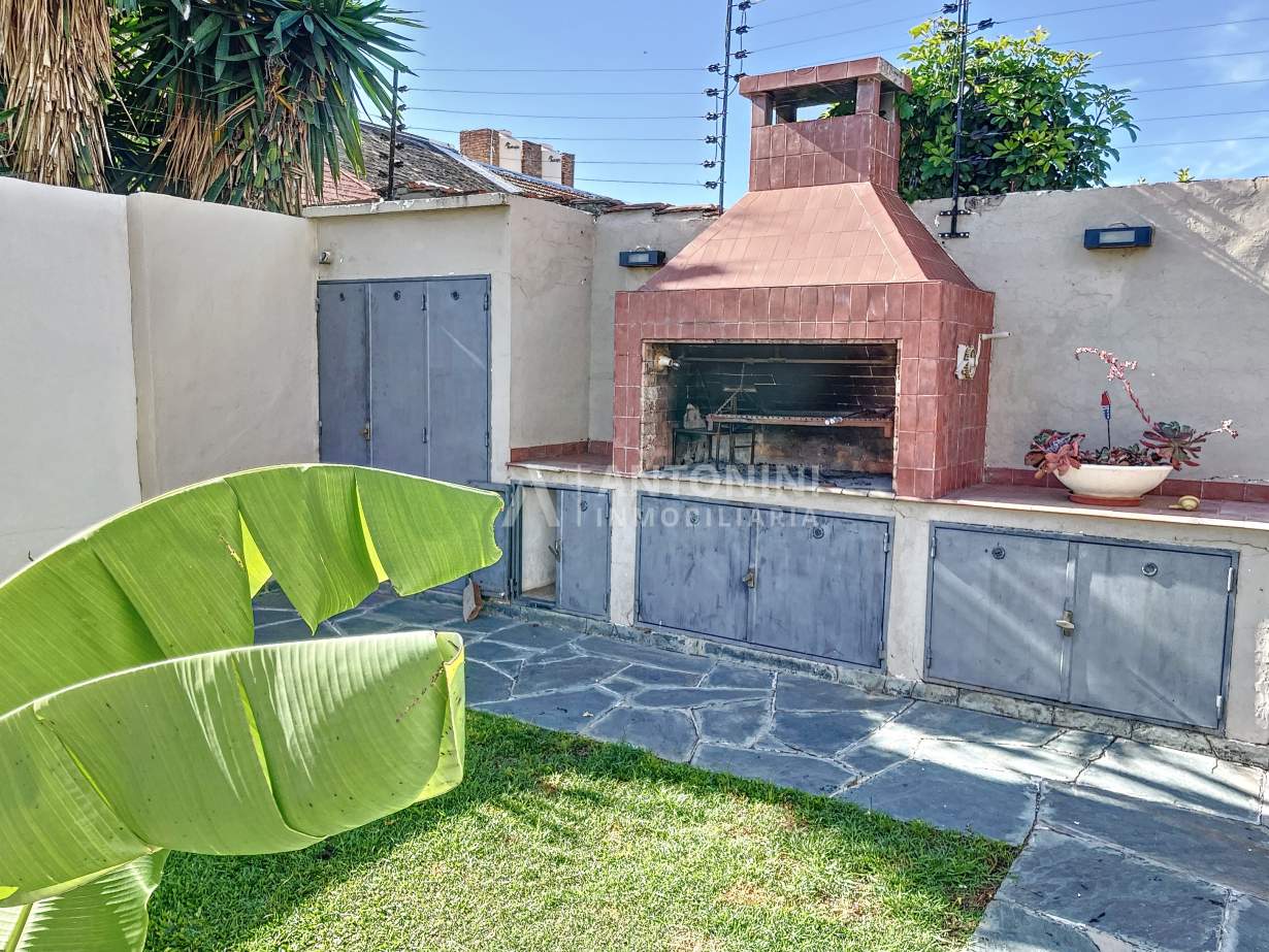 Casa de 3 dor en Venta a metros del Parque las Naciones con Pileta B Urca