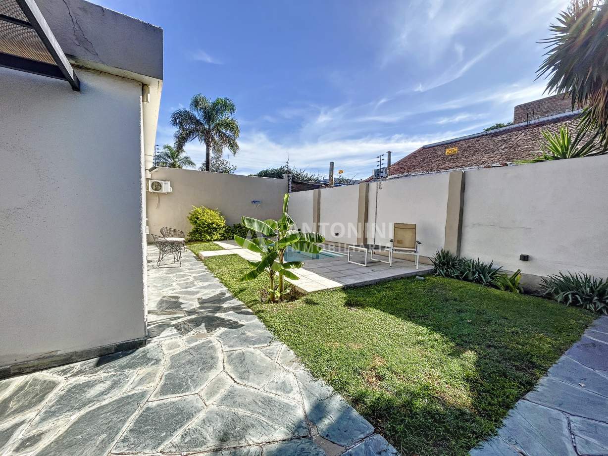 Casa de 3 dor en Venta a metros del Parque las Naciones con Pileta B Urca