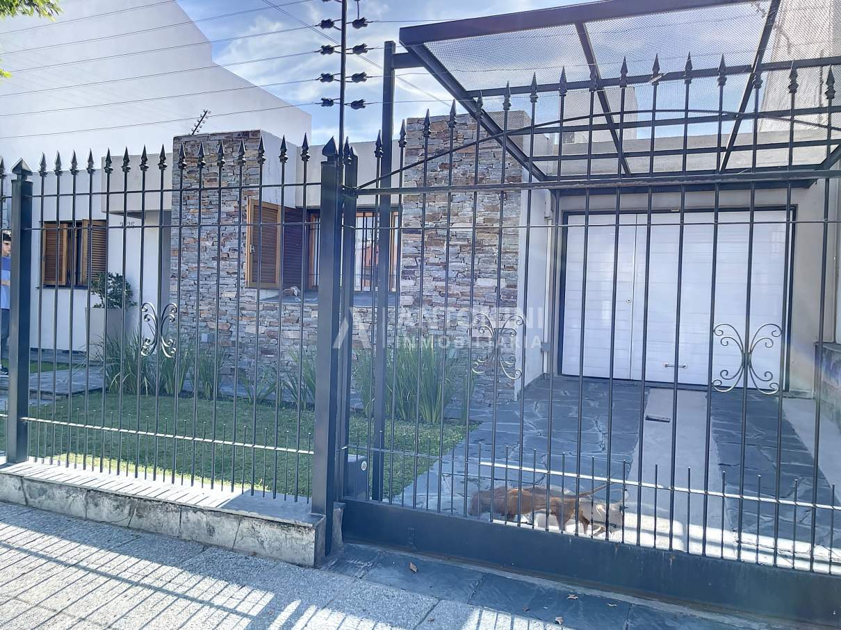 Casa de 3 dor en Venta a metros del Parque las Naciones con Pileta B Urca