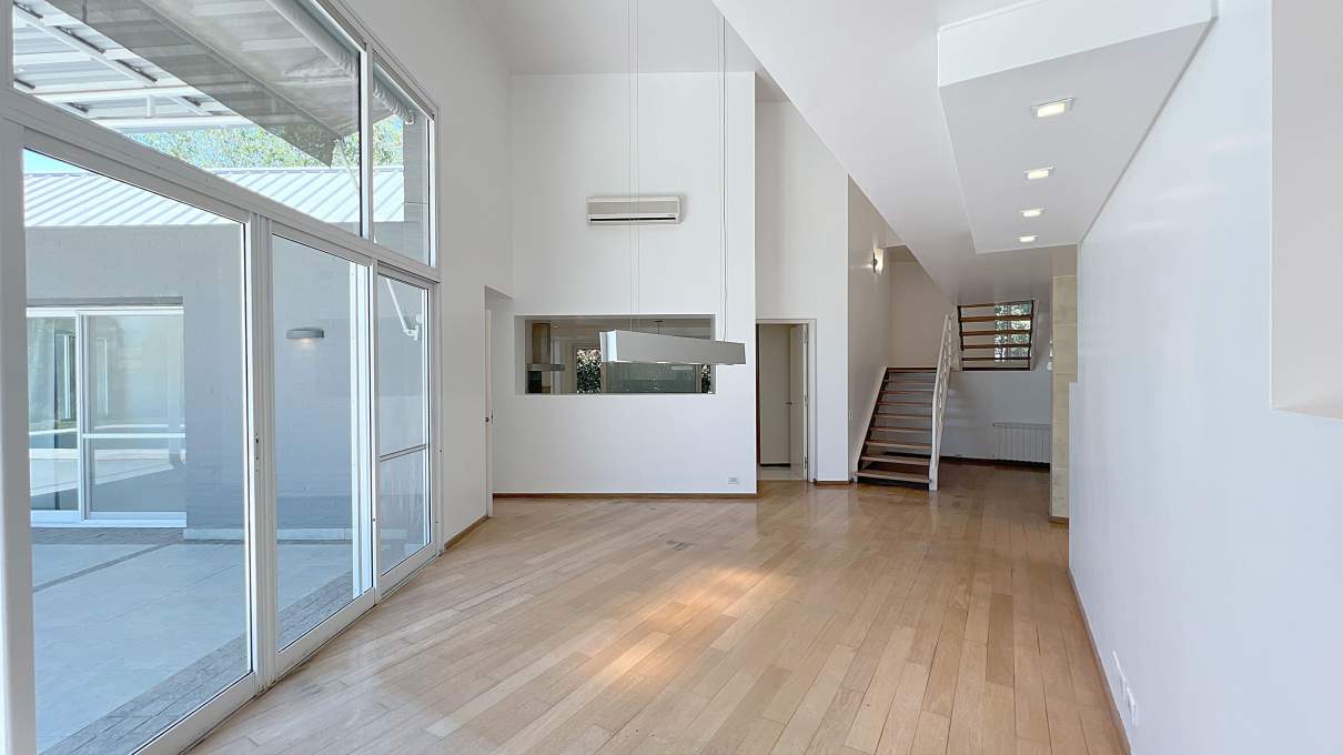 Casa moderna 5 dormitorios en Country Las Delicias. Pileta y quincho con asador