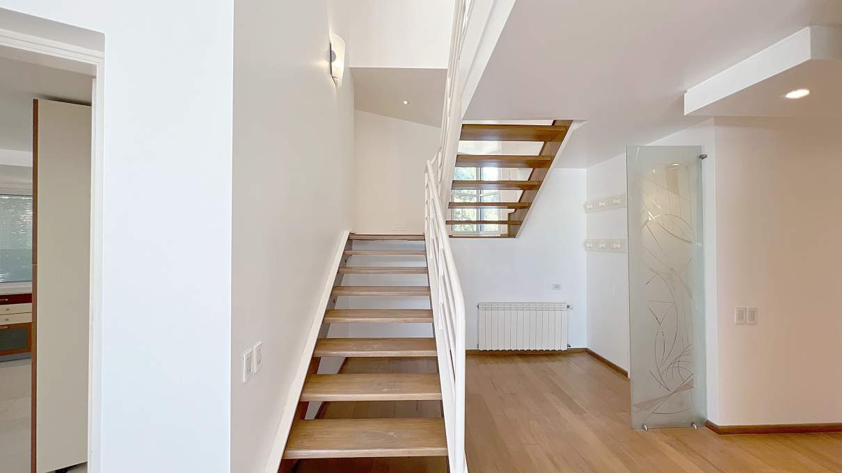 Casa moderna 5 dormitorios en Country Las Delicias. Pileta y quincho con asador