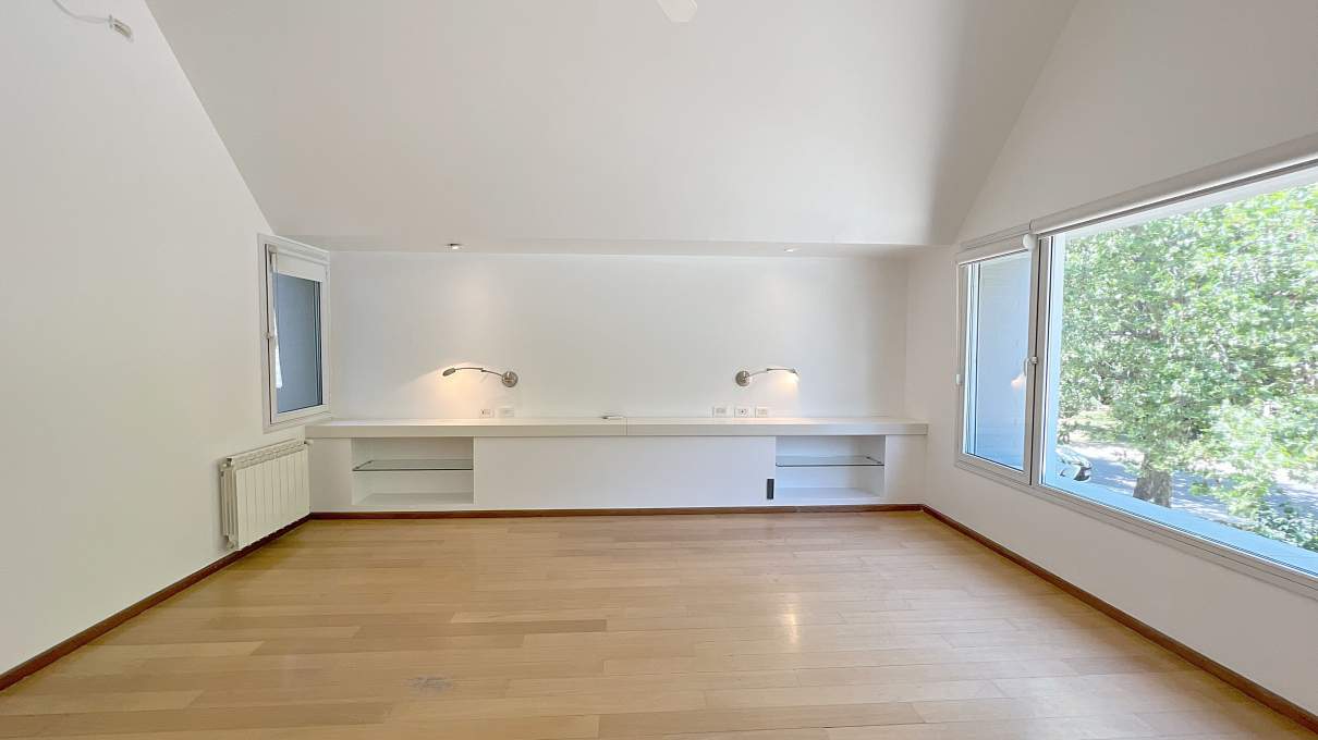 Casa moderna 5 dormitorios en Country Las Delicias. Pileta y quincho con asador