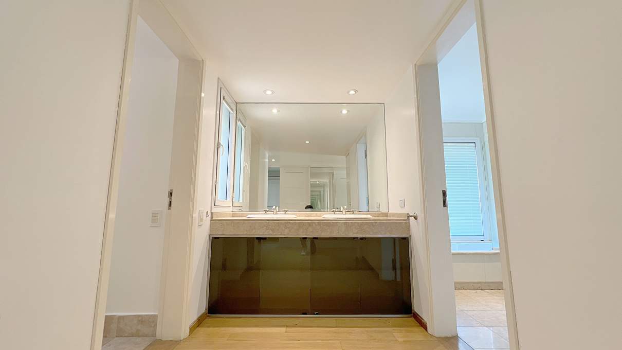 Casa moderna 5 dormitorios en Country Las Delicias. Pileta y quincho con asador