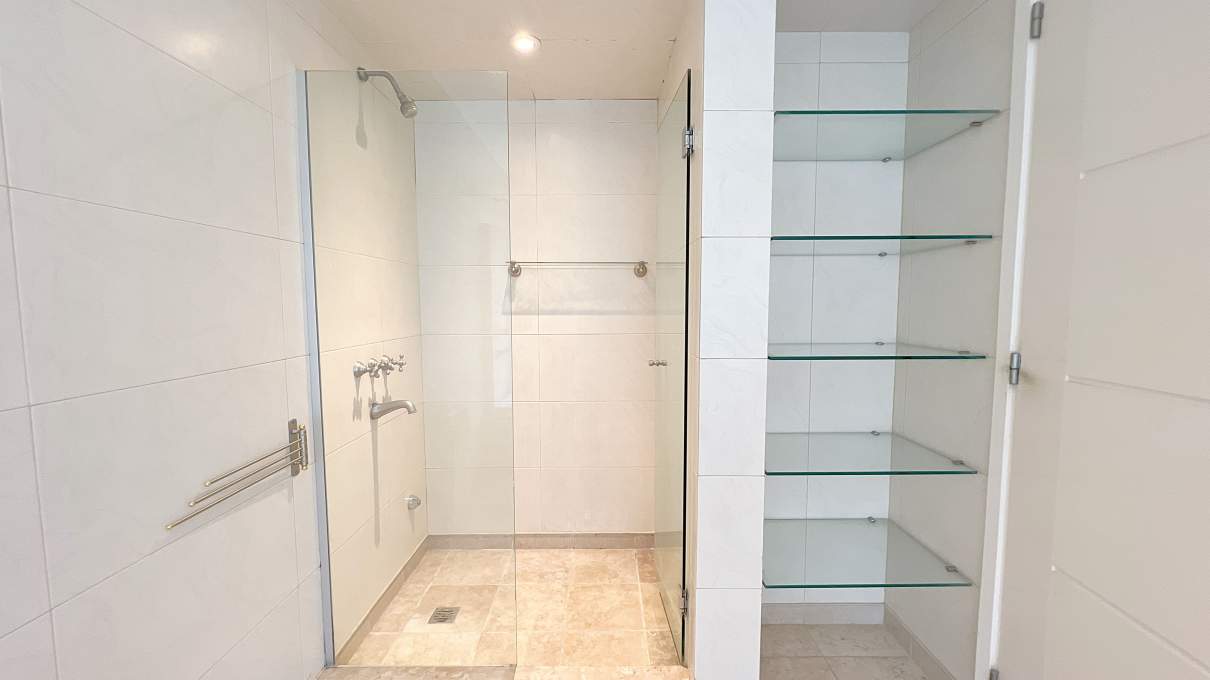 Casa moderna 5 dormitorios en Country Las Delicias. Pileta y quincho con asador