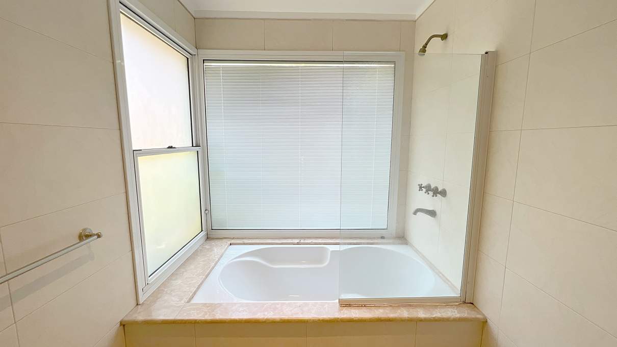 Casa moderna 5 dormitorios en Country Las Delicias. Pileta y quincho con asador