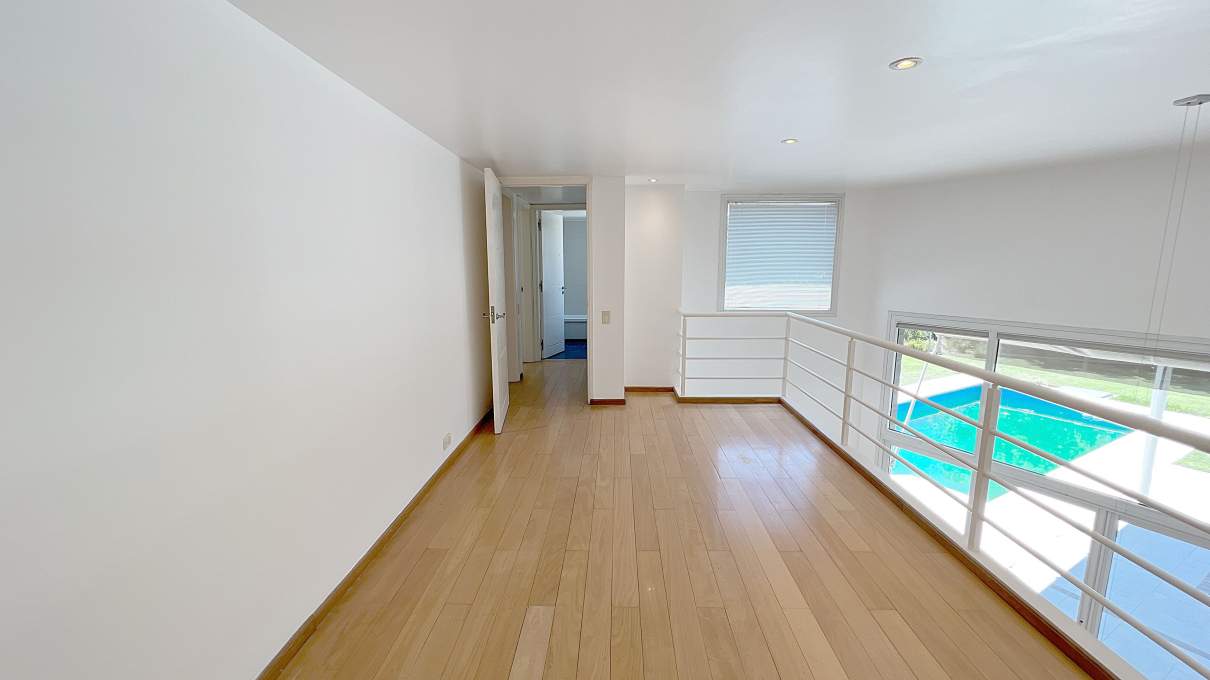 Casa moderna 5 dormitorios en Country Las Delicias. Pileta y quincho con asador