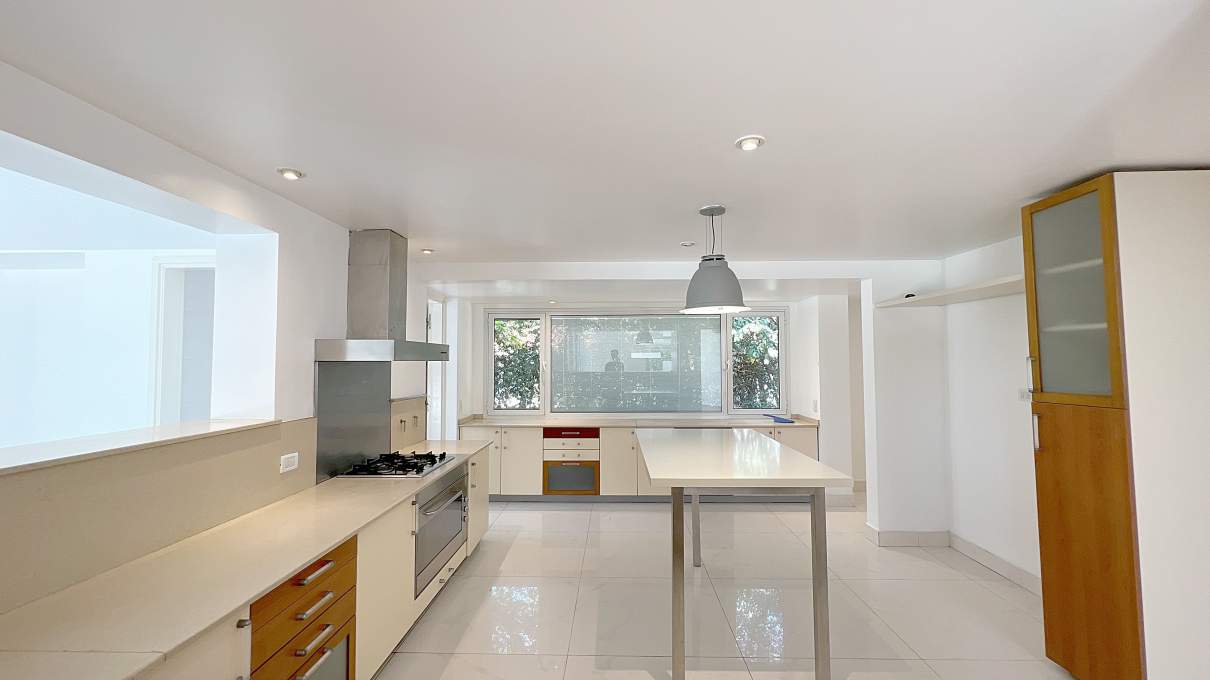 Casa moderna 5 dormitorios en Country Las Delicias. Pileta y quincho con asador