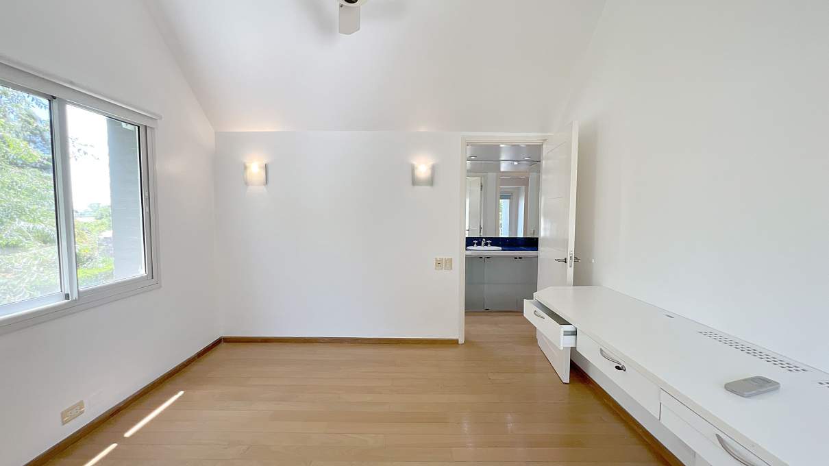 Casa moderna 5 dormitorios en Country Las Delicias. Pileta y quincho con asador