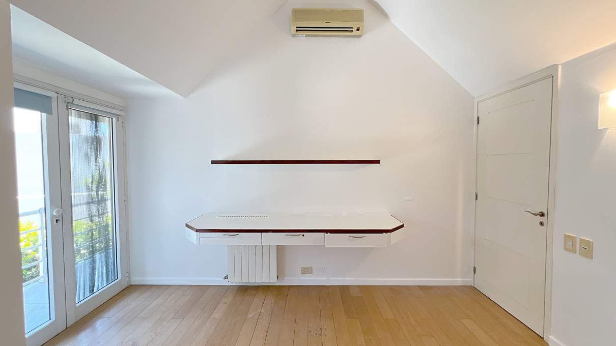 Casa moderna 5 dormitorios en Country Las Delicias. Pileta y quincho con asador