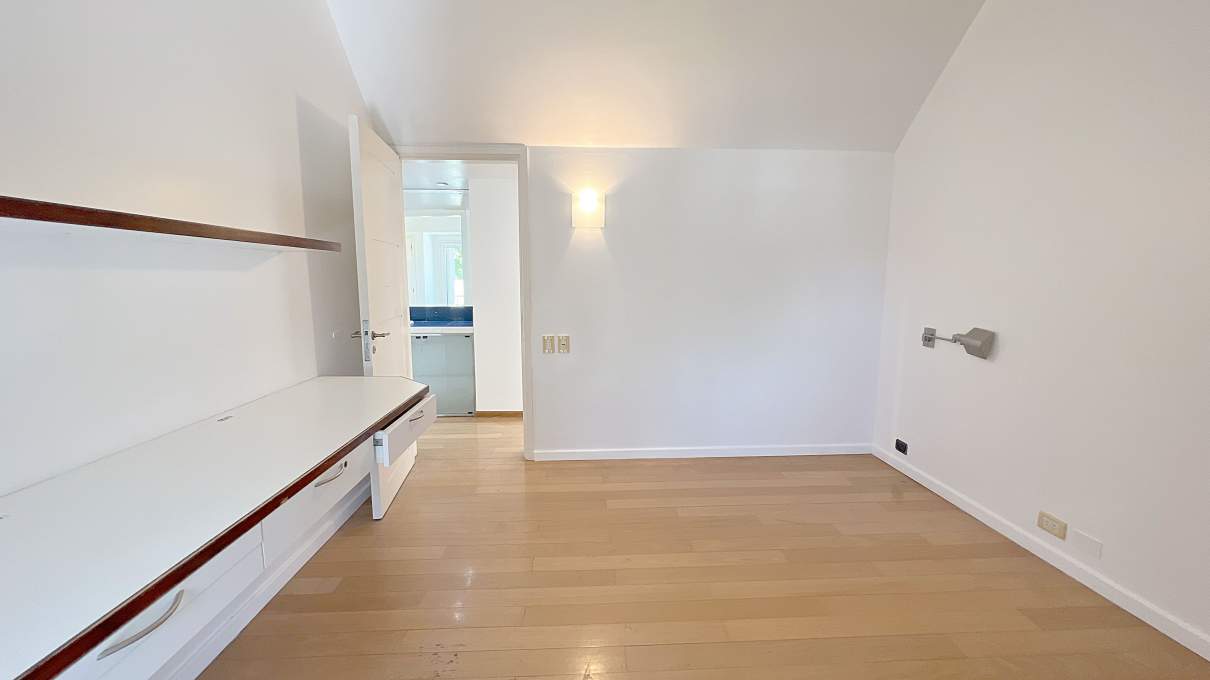 Casa moderna 5 dormitorios en Country Las Delicias. Pileta y quincho con asador