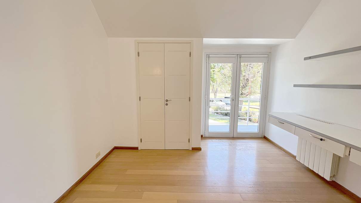 Casa moderna 5 dormitorios en Country Las Delicias. Pileta y quincho con asador