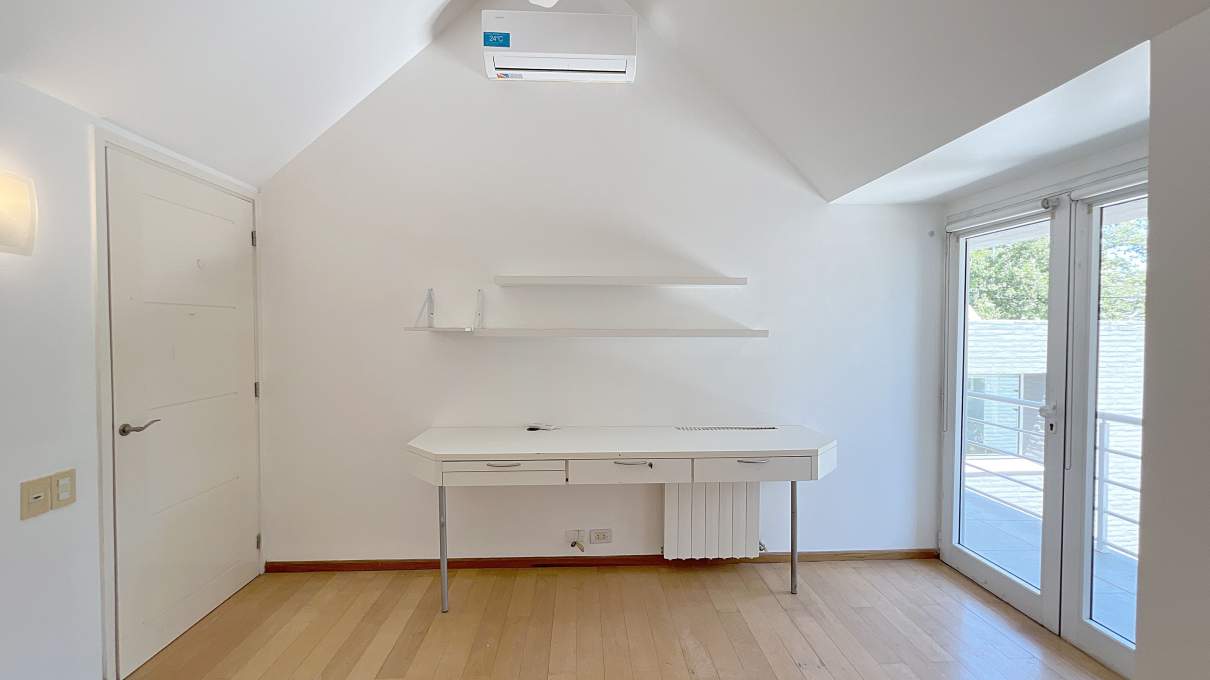 Casa moderna 5 dormitorios en Country Las Delicias. Pileta y quincho con asador