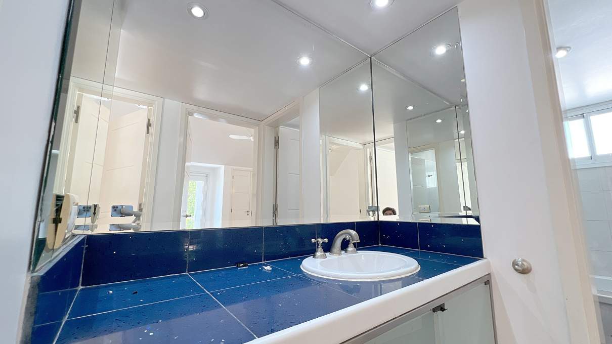 Casa moderna 5 dormitorios en Country Las Delicias. Pileta y quincho con asador