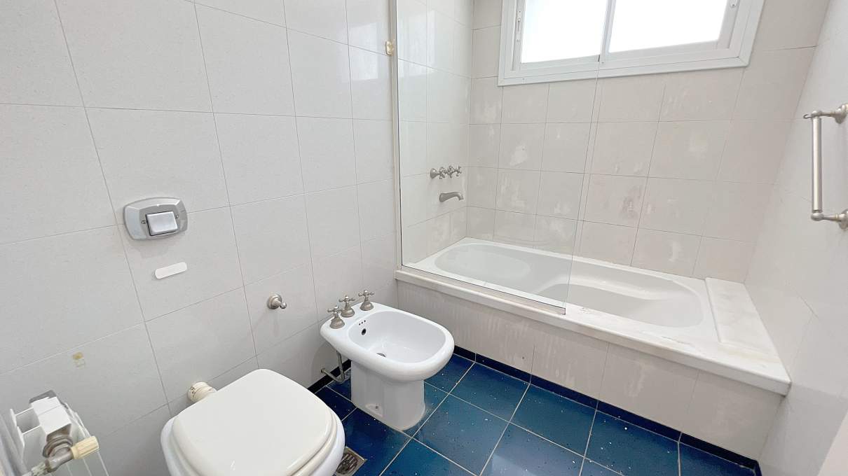 Casa moderna 5 dormitorios en Country Las Delicias. Pileta y quincho con asador