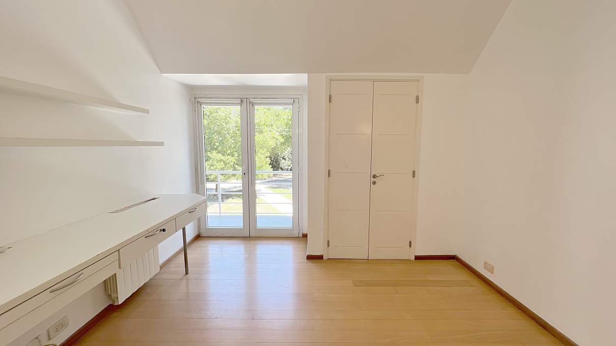 Casa moderna 5 dormitorios en Country Las Delicias. Pileta y quincho con asador