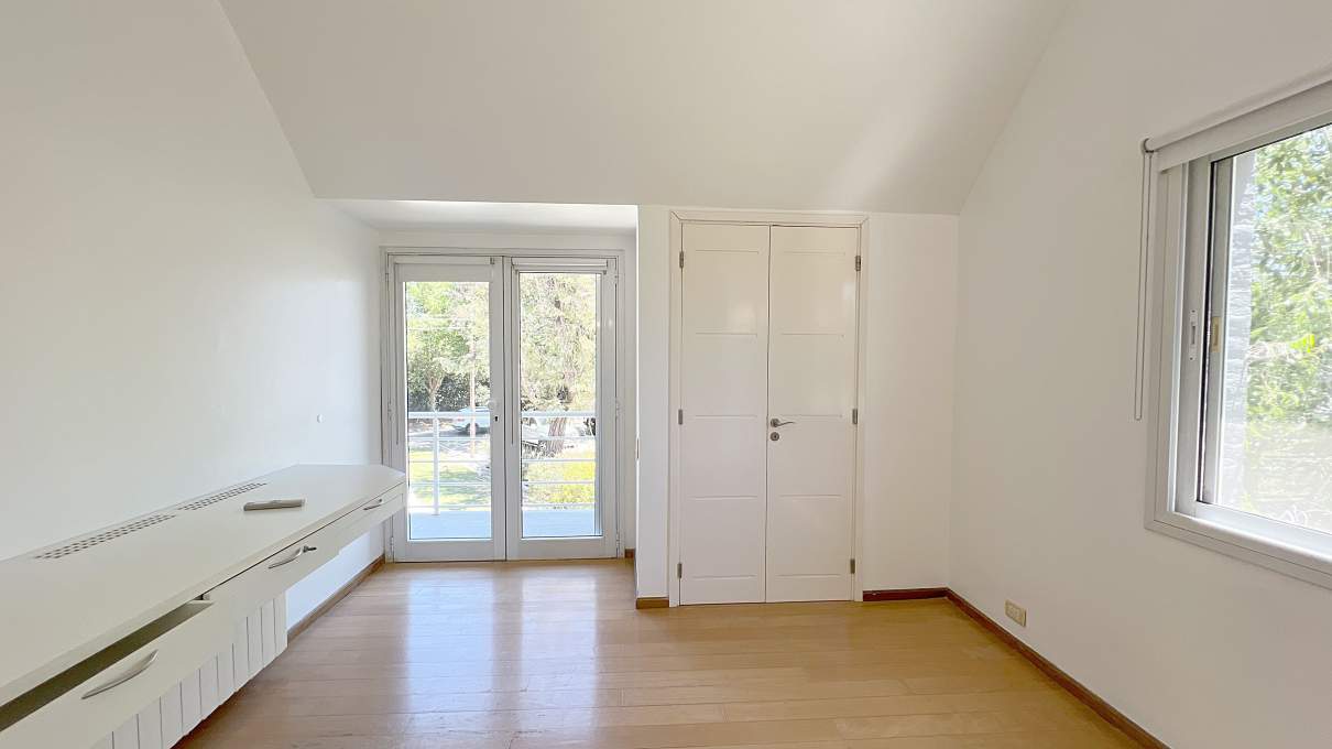 Casa moderna 5 dormitorios en Country Las Delicias. Pileta y quincho con asador