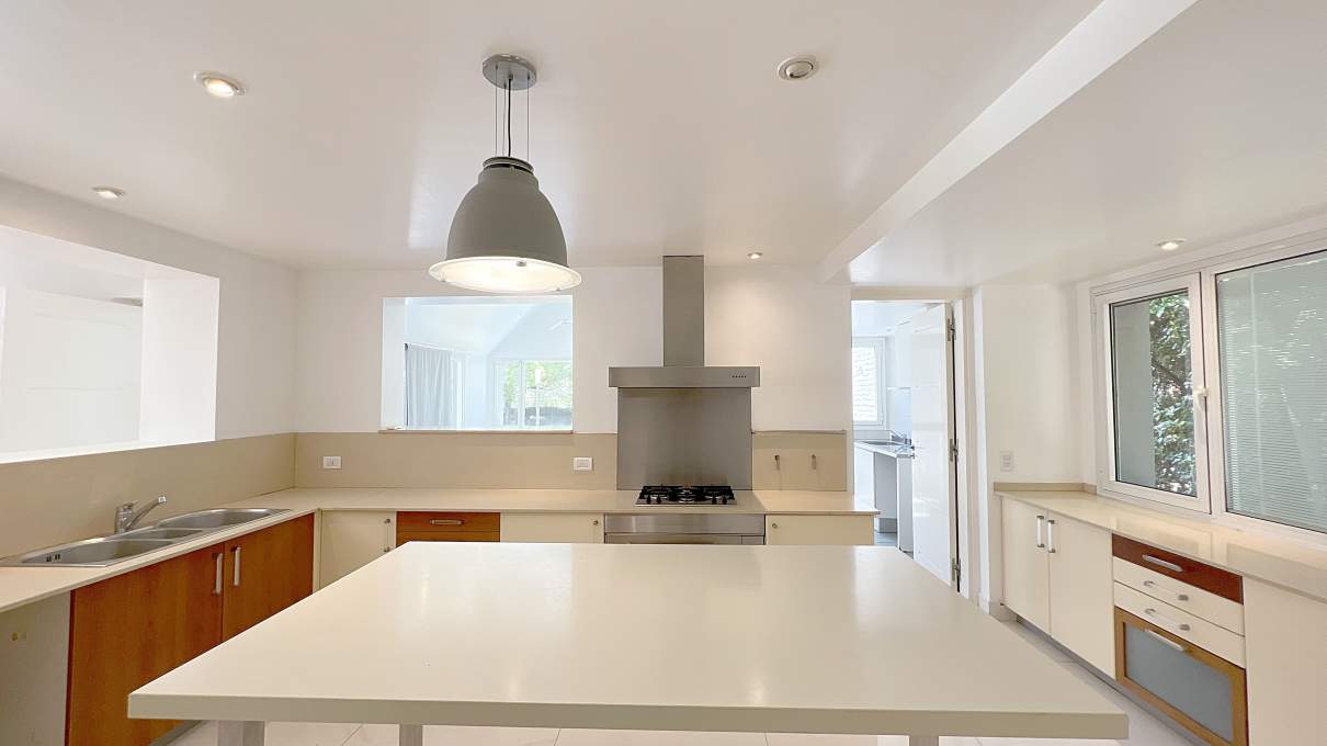 Casa moderna 5 dormitorios en Country Las Delicias. Pileta y quincho con asador