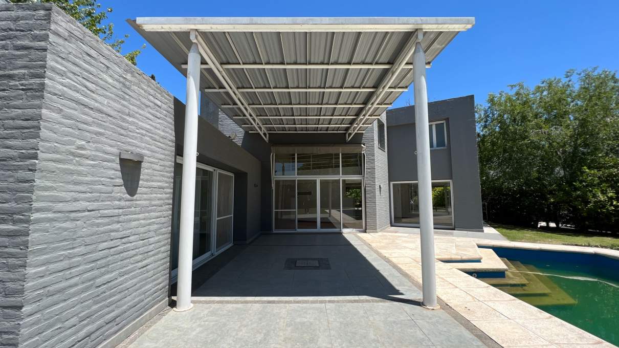 Casa moderna 5 dormitorios en Country Las Delicias. Pileta y quincho con asador