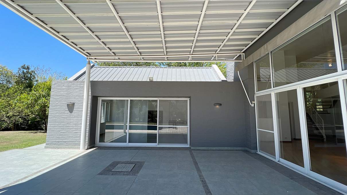 Casa moderna 5 dormitorios en Country Las Delicias. Pileta y quincho con asador