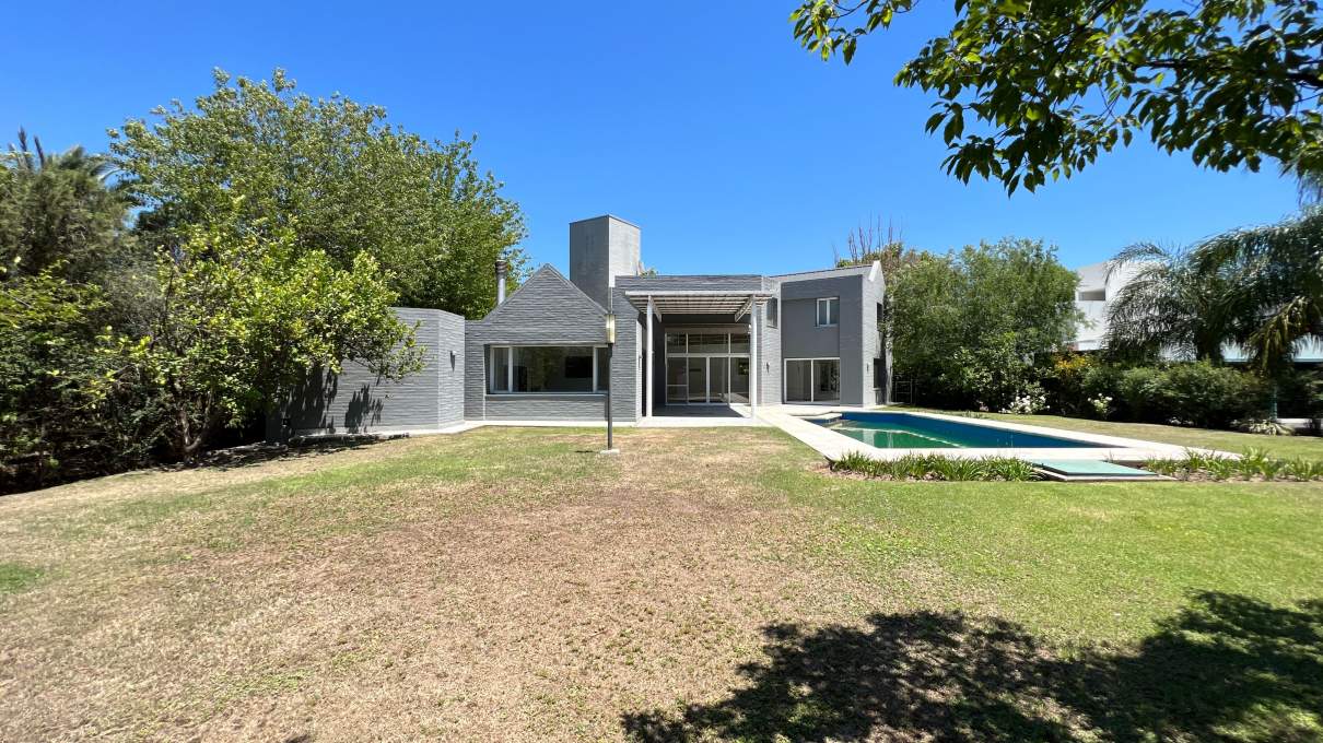 Casa moderna 5 dormitorios en Country Las Delicias. Pileta y quincho con asador