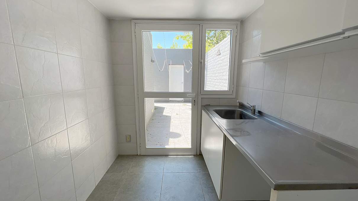 Casa moderna 5 dormitorios en Country Las Delicias. Pileta y quincho con asador