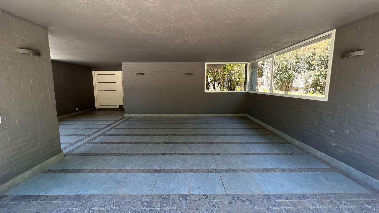 Casa moderna 5 dormitorios en Country Las Delicias. Pileta y quincho con asador