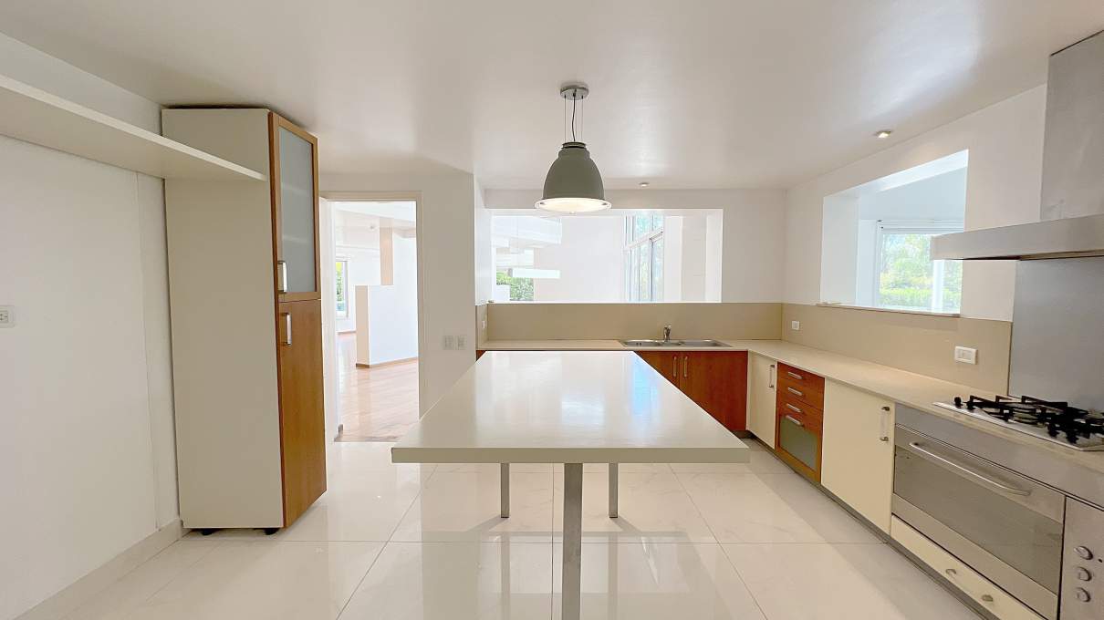 Casa moderna 5 dormitorios en Country Las Delicias. Pileta y quincho con asador