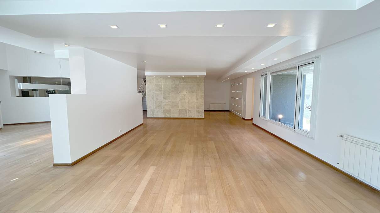 Casa moderna 5 dormitorios en Country Las Delicias. Pileta y quincho con asador